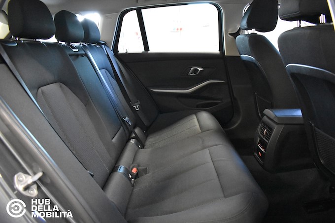 BMW 318d 48V Touring Business Advantage