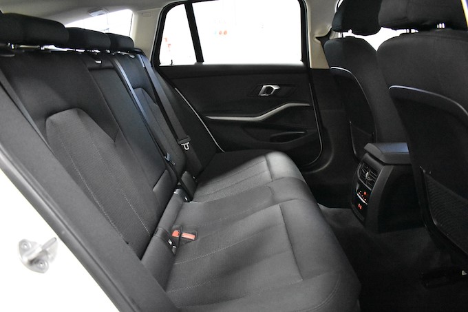 BMW 330e xDrive Touring Business Advantage