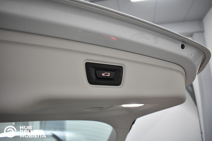 BMW 330e xDrive Touring Business Advantage